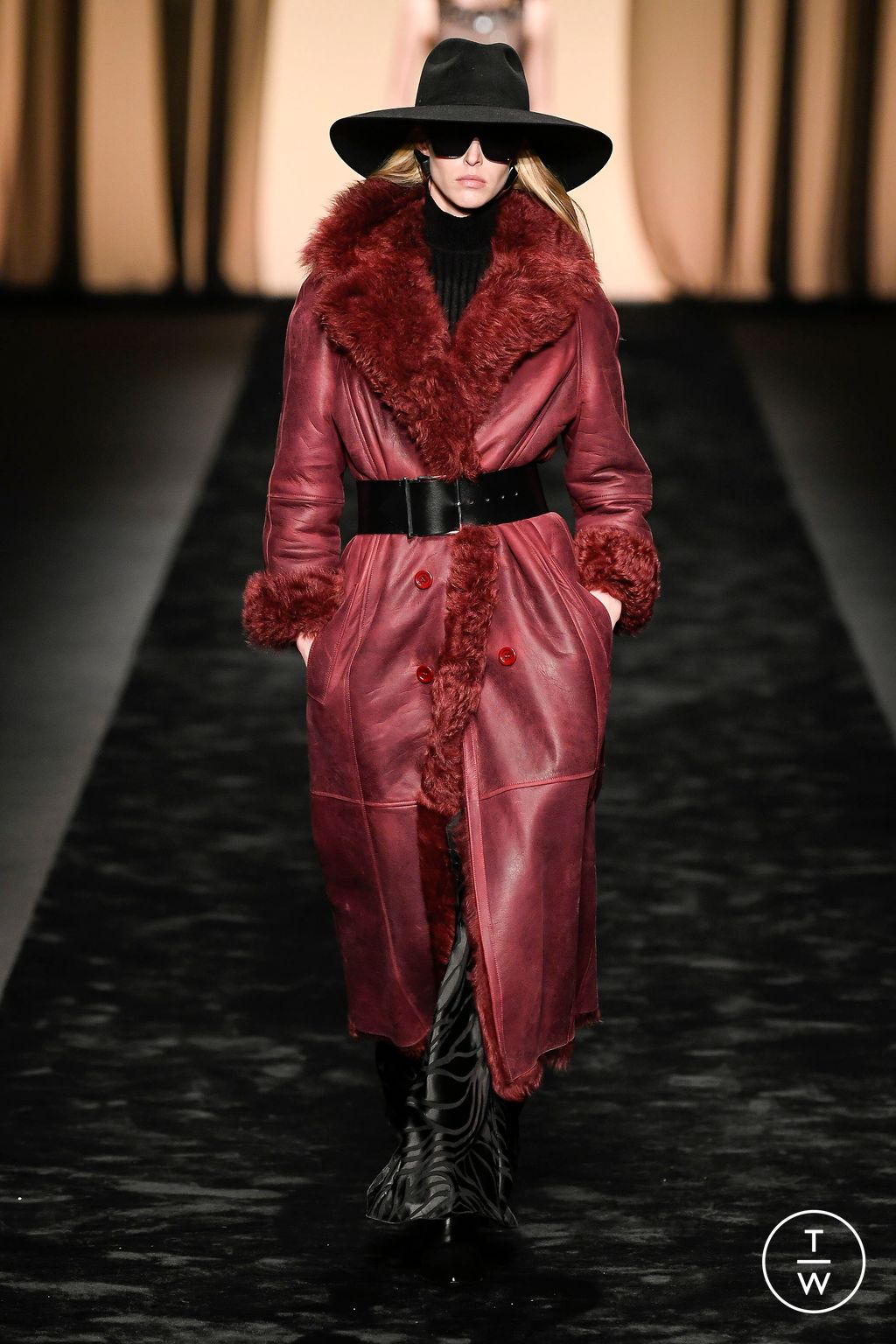 Fashion Week Milan Fall/Winter 2023 look 8 de la collection Alberta Ferretti womenswear