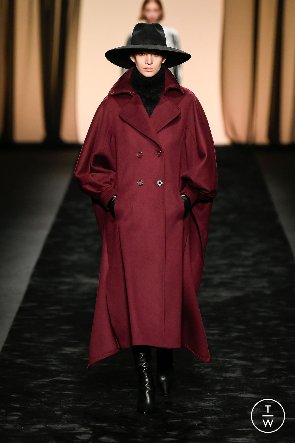 Fashion Week Milan Fall/Winter 2023 look 11 de la collection Alberta Ferretti womenswear