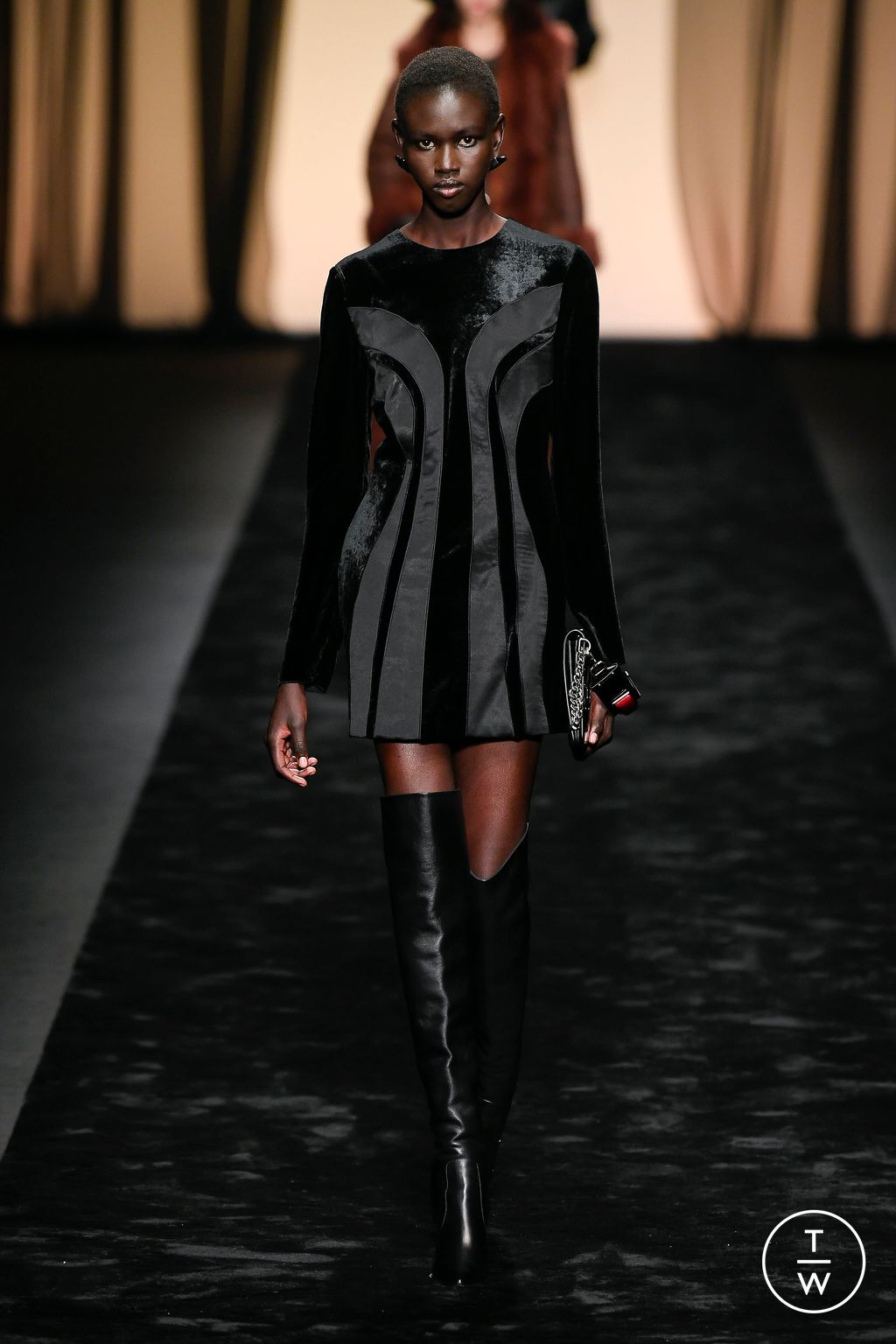 Fashion Week Milan Fall/Winter 2023 look 14 from the Alberta Ferretti collection 女装
