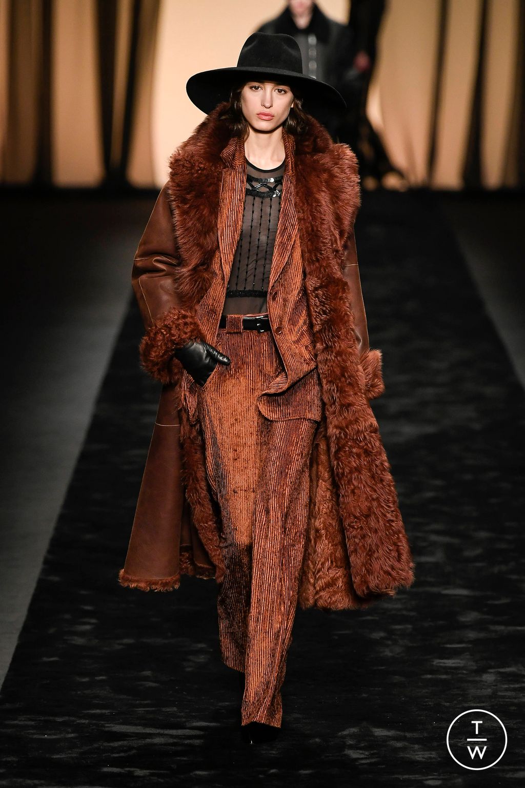 Fashion Week Milan Fall/Winter 2023 look 15 de la collection Alberta Ferretti womenswear