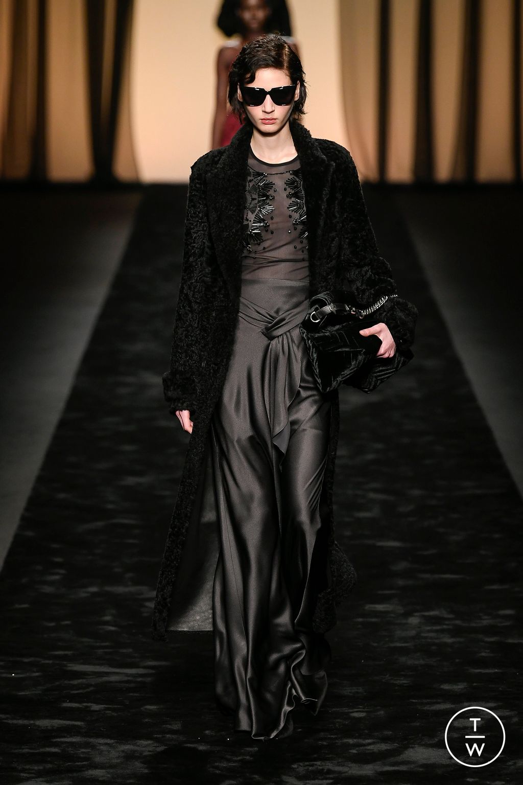 Fashion Week Milan Fall/Winter 2023 look 18 from the Alberta Ferretti collection 女装
