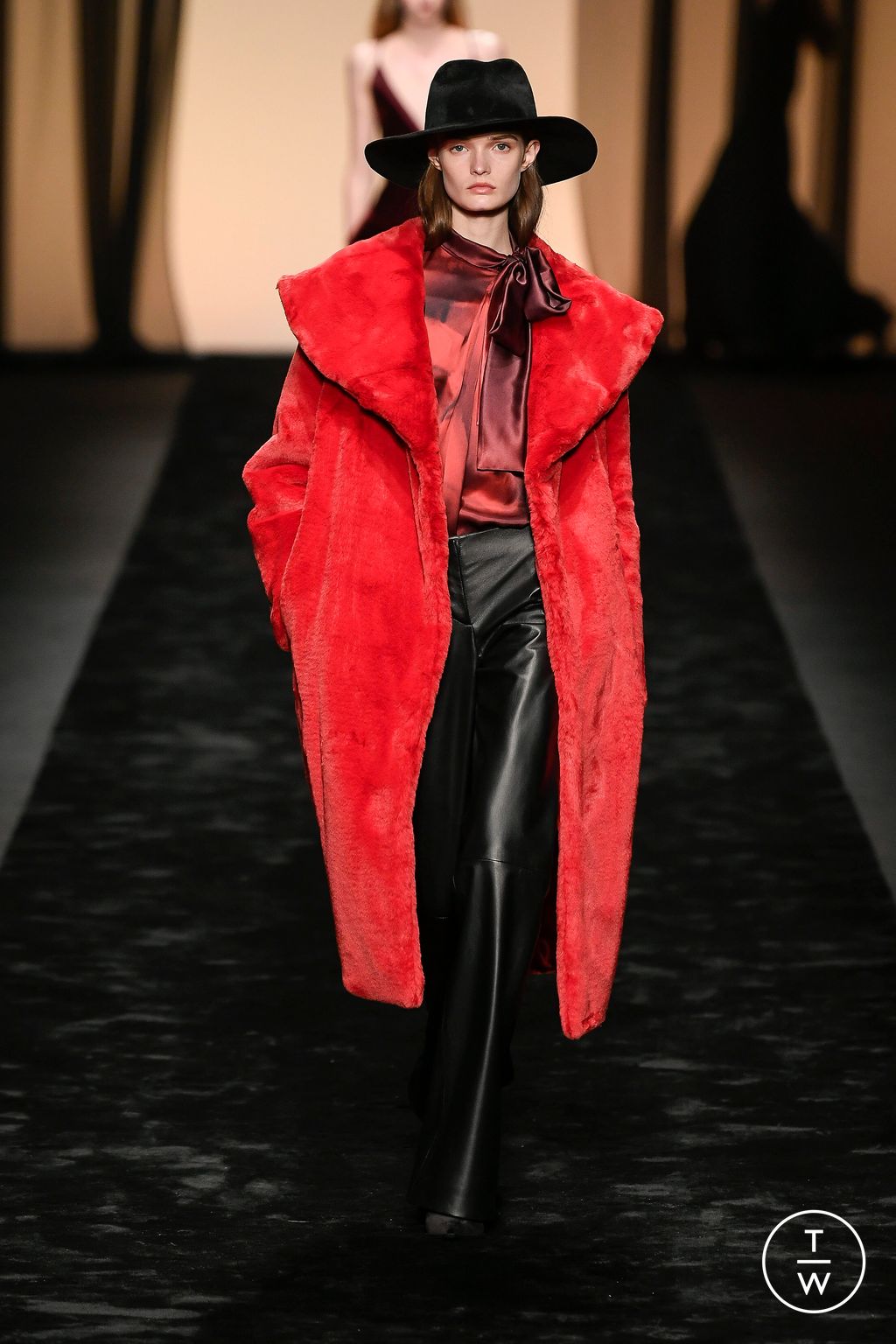 Fashion Week Milan Fall/Winter 2023 look 25 de la collection Alberta Ferretti womenswear