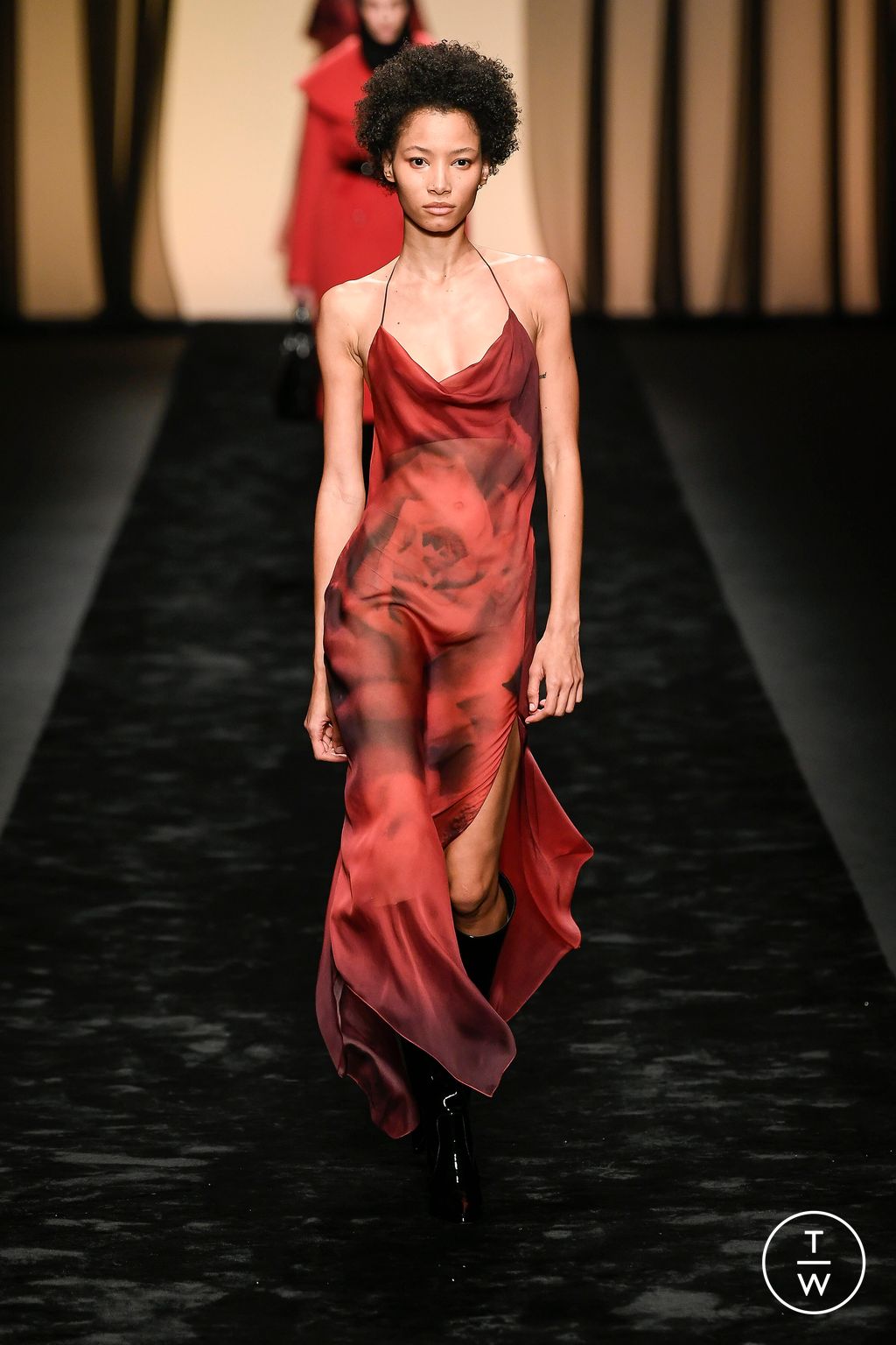 Fashion Week Milan Fall/Winter 2023 look 29 from the Alberta Ferretti collection womenswear