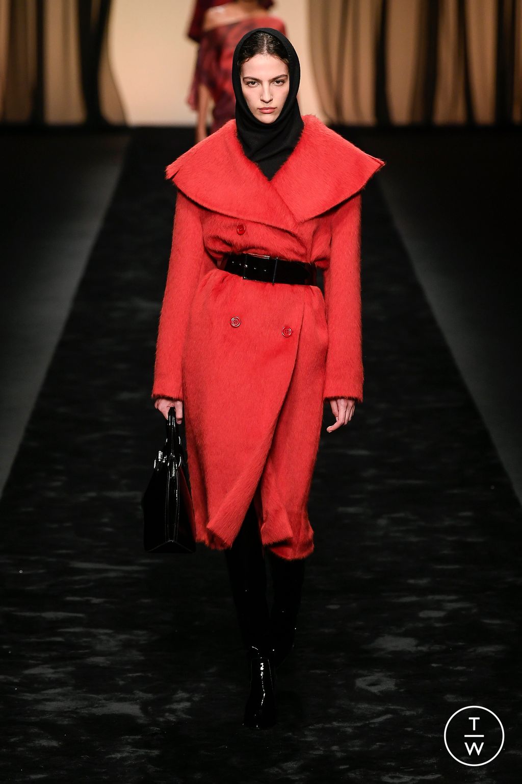 Fashion Week Milan Fall/Winter 2023 look 30 from the Alberta Ferretti collection womenswear