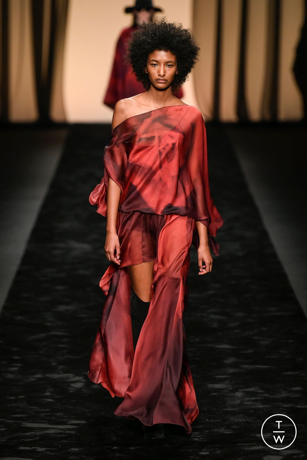 Fashion Week Milan Fall/Winter 2023 look 31 from the Alberta Ferretti collection 女装