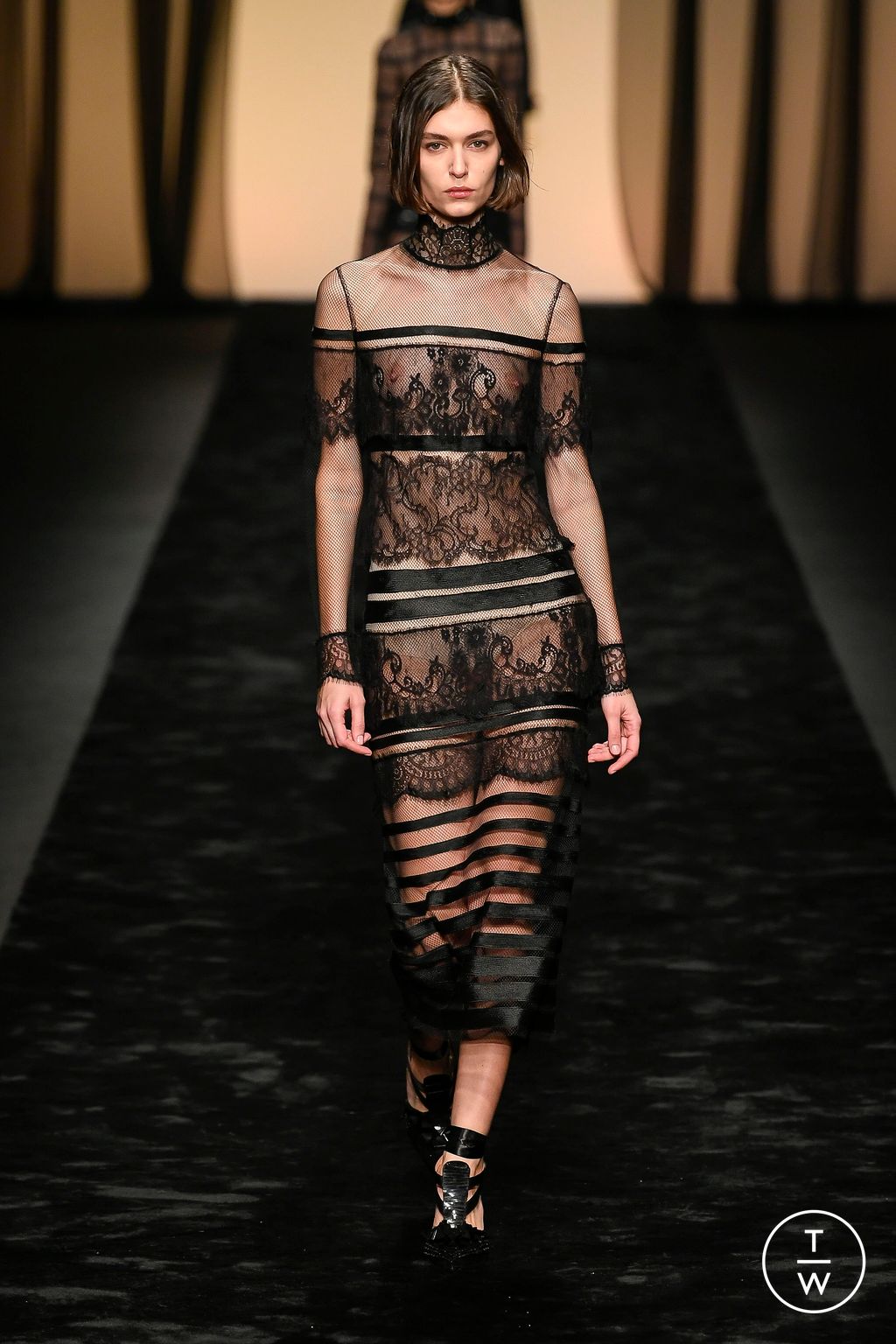 Fashion Week Milan Fall/Winter 2023 look 39 de la collection Alberta Ferretti womenswear