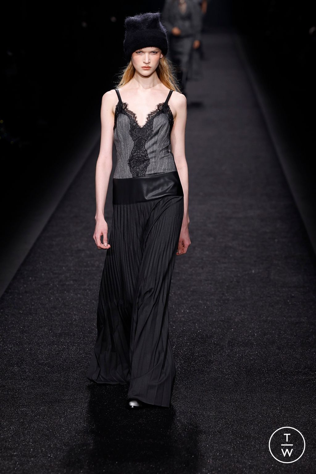 Fashion Week Milan Fall/Winter 2024 look 1 de la collection Alberta Ferretti womenswear
