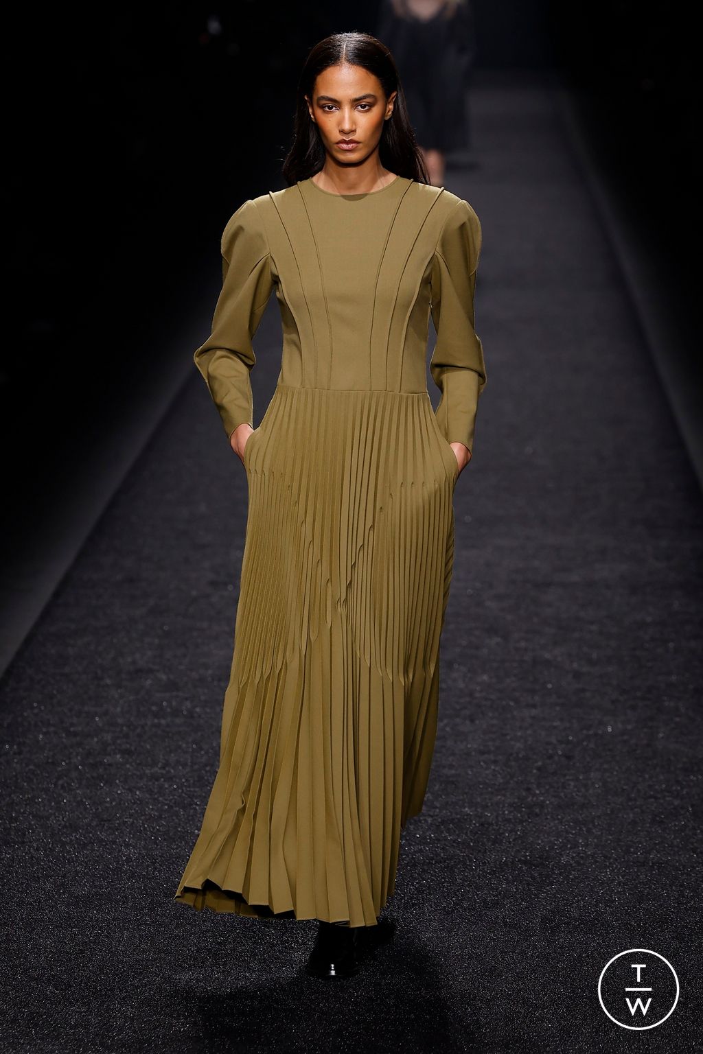 Fashion Week Milan Fall/Winter 2024 look 16 from the Alberta Ferretti collection 女装