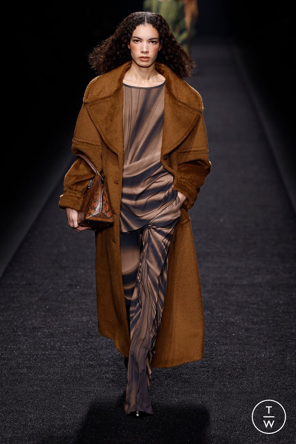 Fashion Week Milan Fall/Winter 2024 look 28 from the Alberta Ferretti collection womenswear