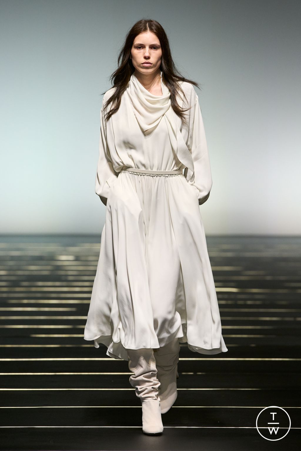 Fashion Week Milan Fall/Winter 2026 look 18 de la collection Alberta Ferretti womenswear