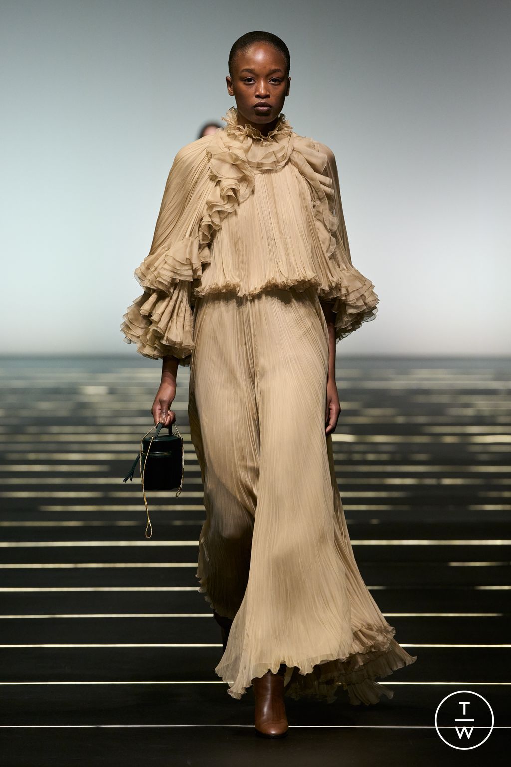 Fashion Week Milan Fall/Winter 2026 look 8 from the Alberta Ferretti collection 女装