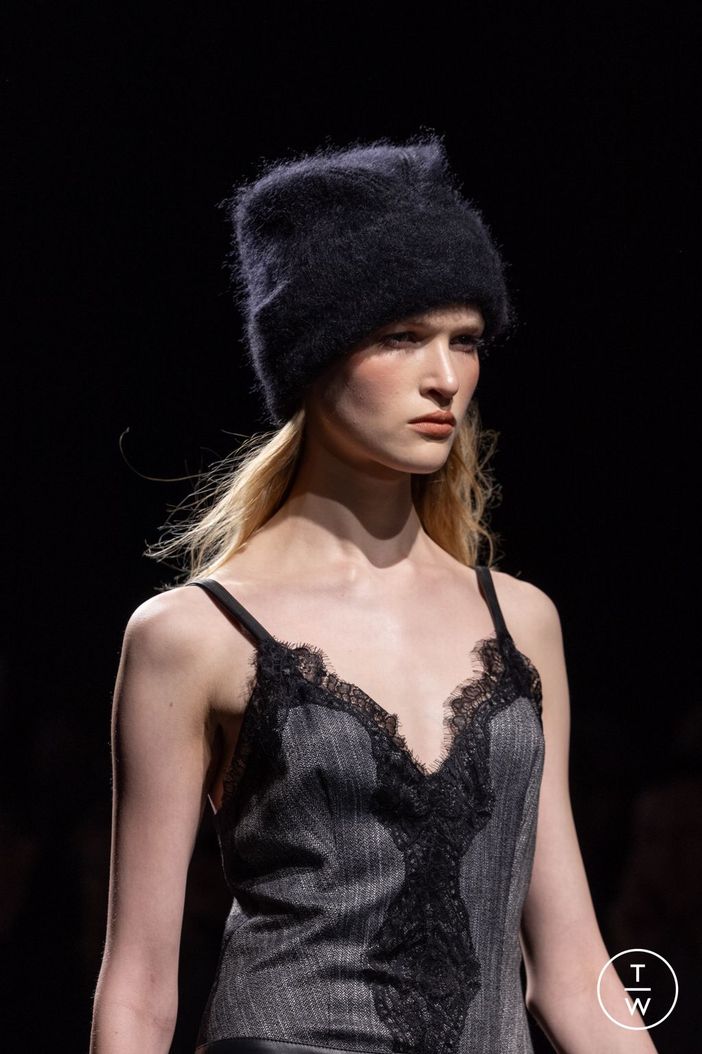 Fashion Week Milan Fall/Winter 2024 look 17 from the Alberta Ferretti collection 女装配饰