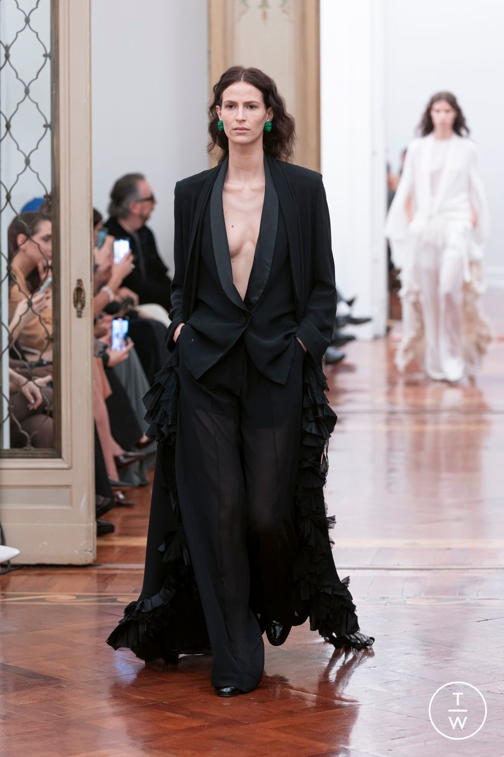 Fashion Week Milan Fall/Winter 2025 look 3 de la collection Alberta Ferretti womenswear