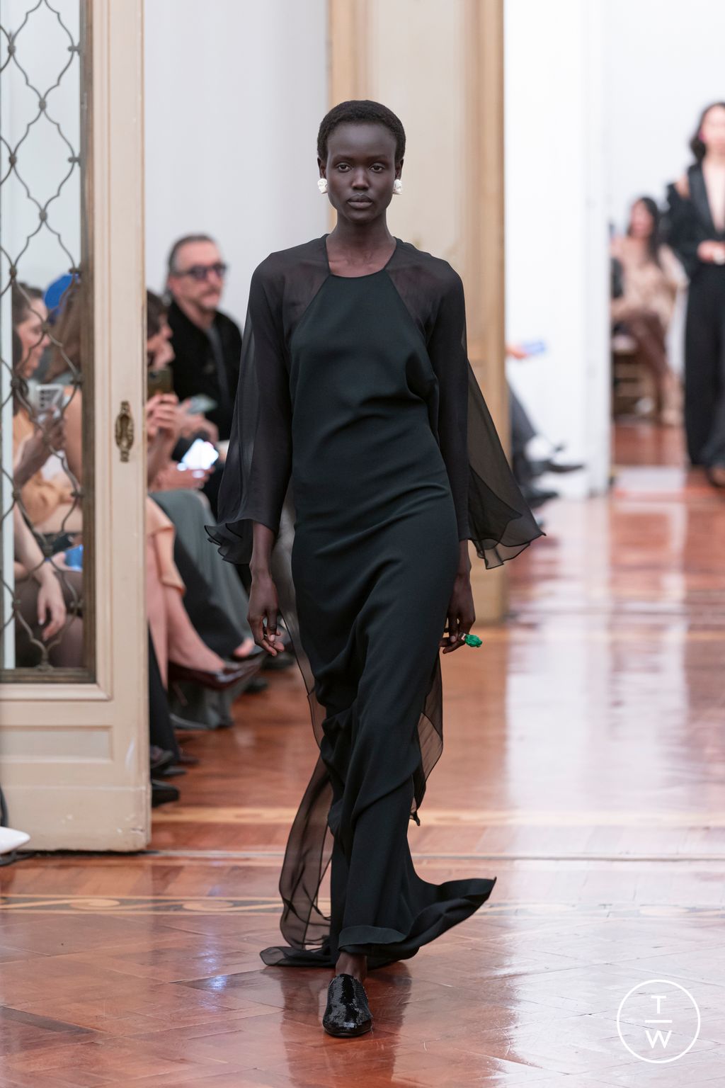 Fashion Week Milan Fall/Winter 2025 look 6 de la collection Alberta Ferretti womenswear