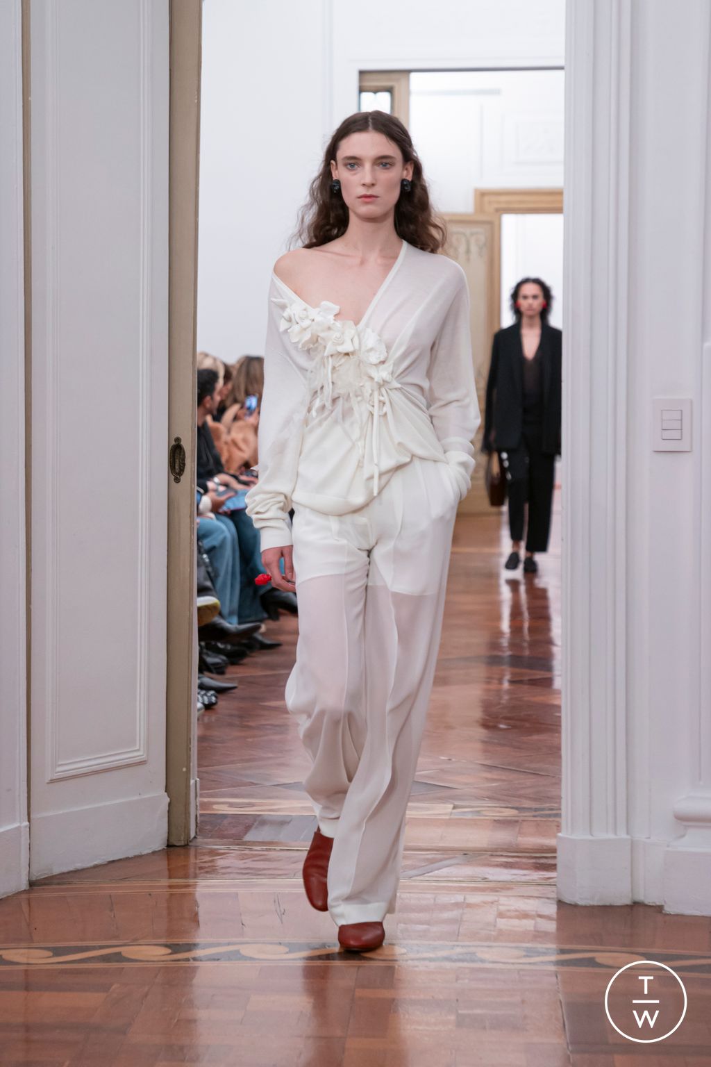 Fashion Week Milan Fall/Winter 2025 look 11 de la collection Alberta Ferretti womenswear
