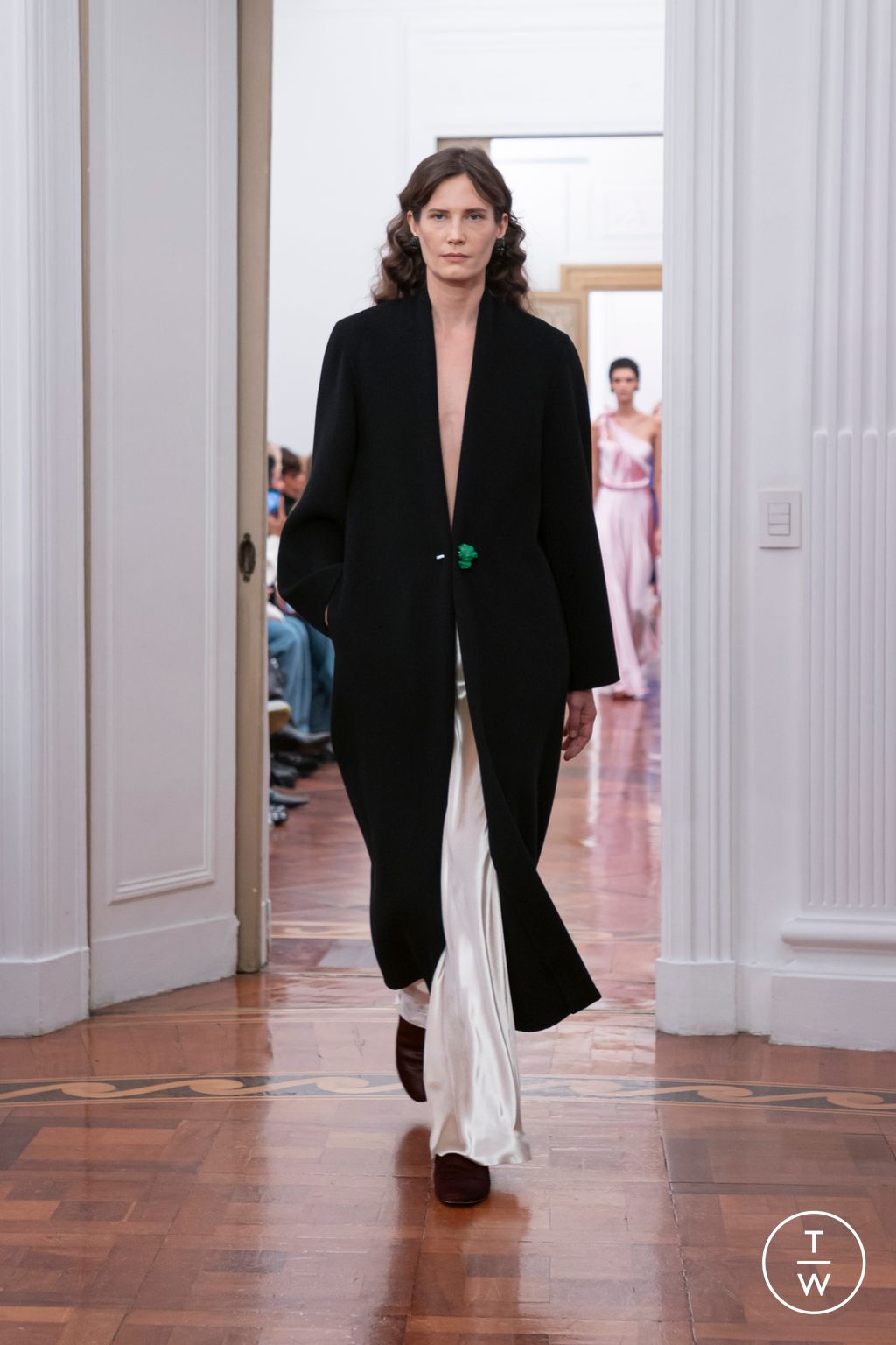 Fashion Week Milan Fall/Winter 2025 look 14 de la collection Alberta Ferretti womenswear