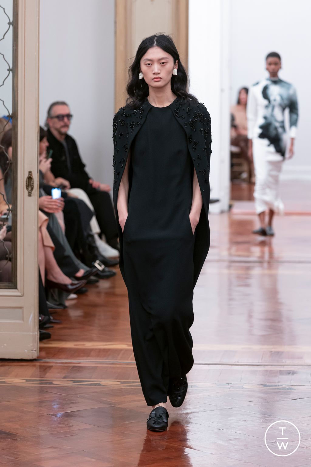 Fashion Week Milan Fall/Winter 2025 look 18 de la collection Alberta Ferretti womenswear