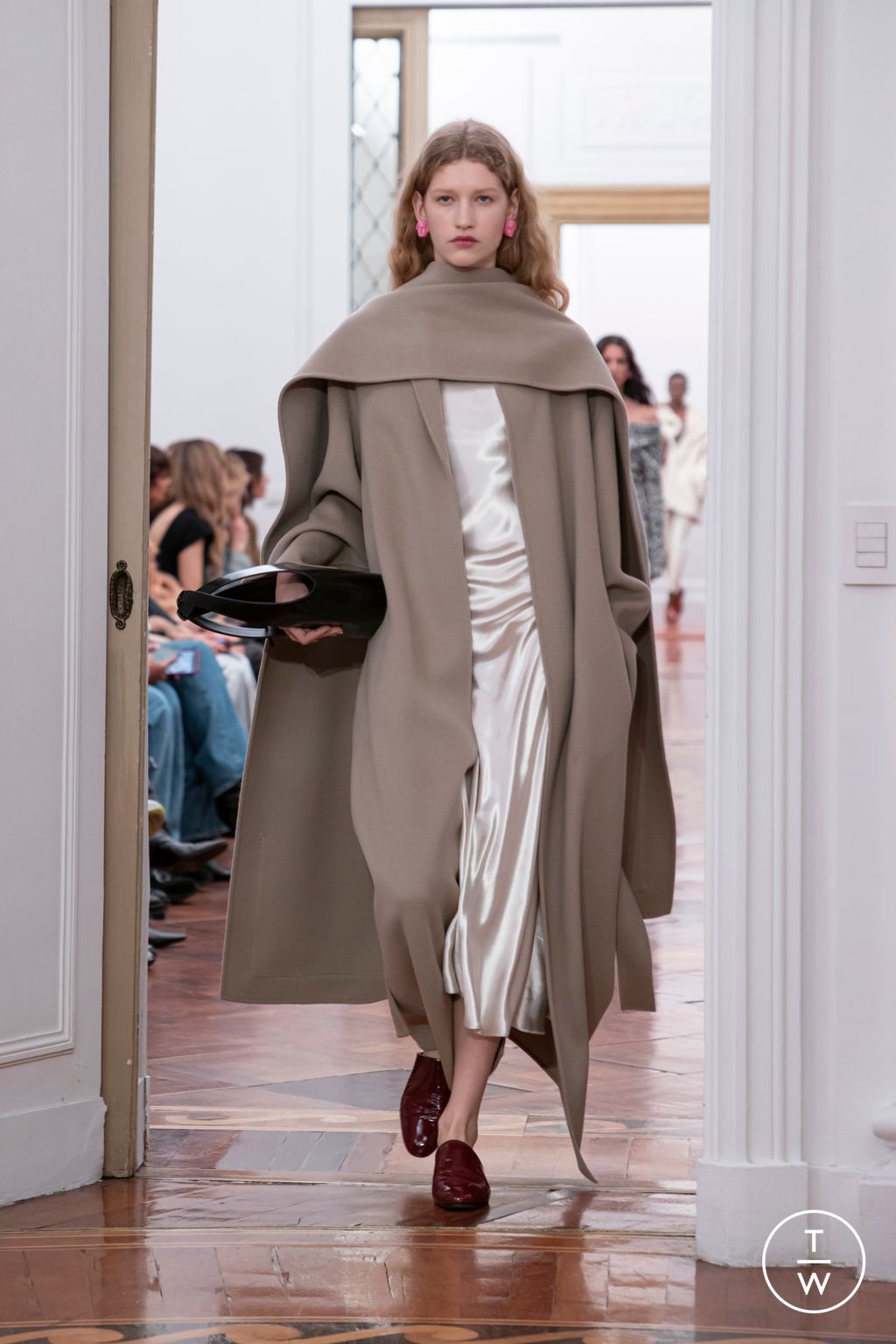 Fashion Week Milan Fall/Winter 2025 look 26 from the Alberta Ferretti collection womenswear