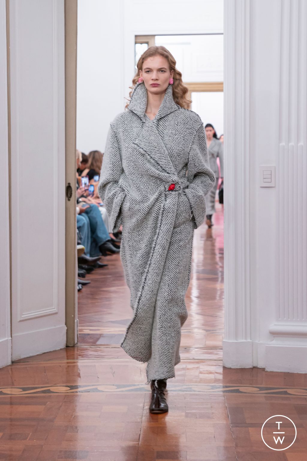 Fashion Week Milan Fall/Winter 2025 look 29 de la collection Alberta Ferretti womenswear
