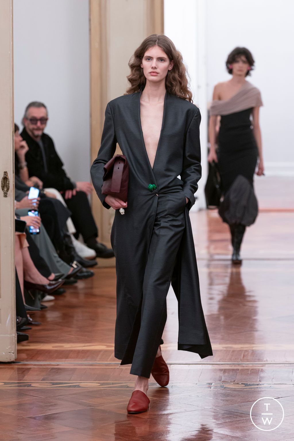 Fashion Week Milan Fall/Winter 2025 look 35 from the Alberta Ferretti collection womenswear