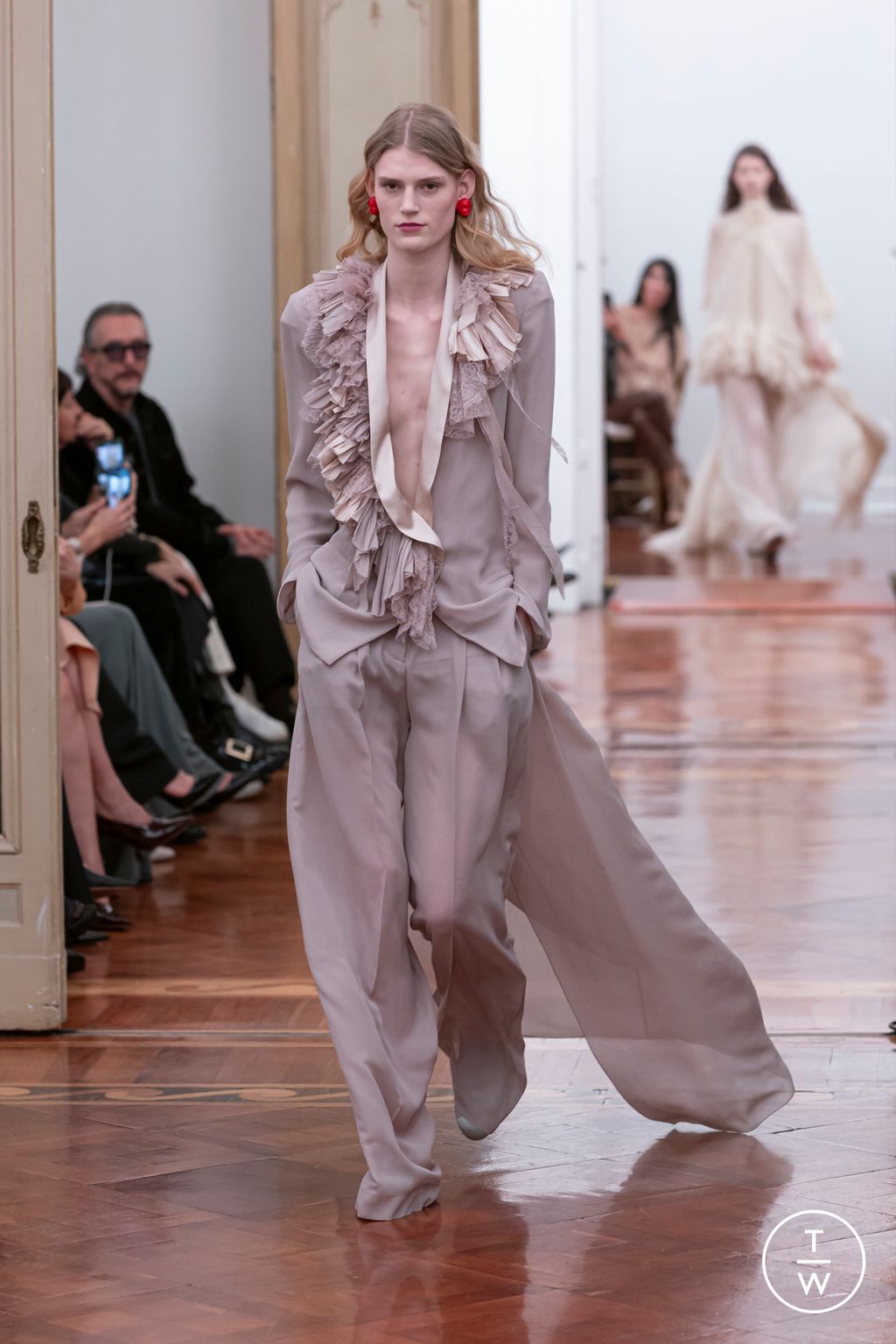 Fashion Week Milan Fall/Winter 2025 look 44 de la collection Alberta Ferretti womenswear