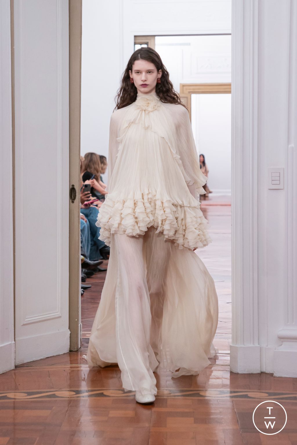 Fashion Week Milan Fall/Winter 2025 look 45 de la collection Alberta Ferretti womenswear