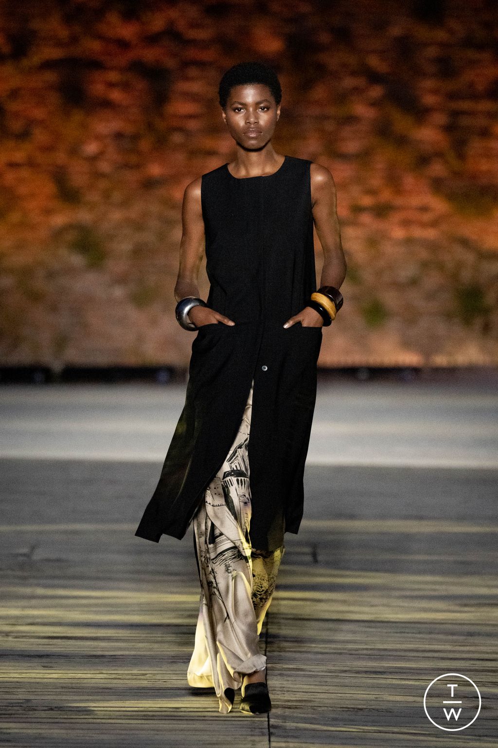 Fashion Week Milan Resort 2024 look 1 de la collection Alberta Ferretti womenswear