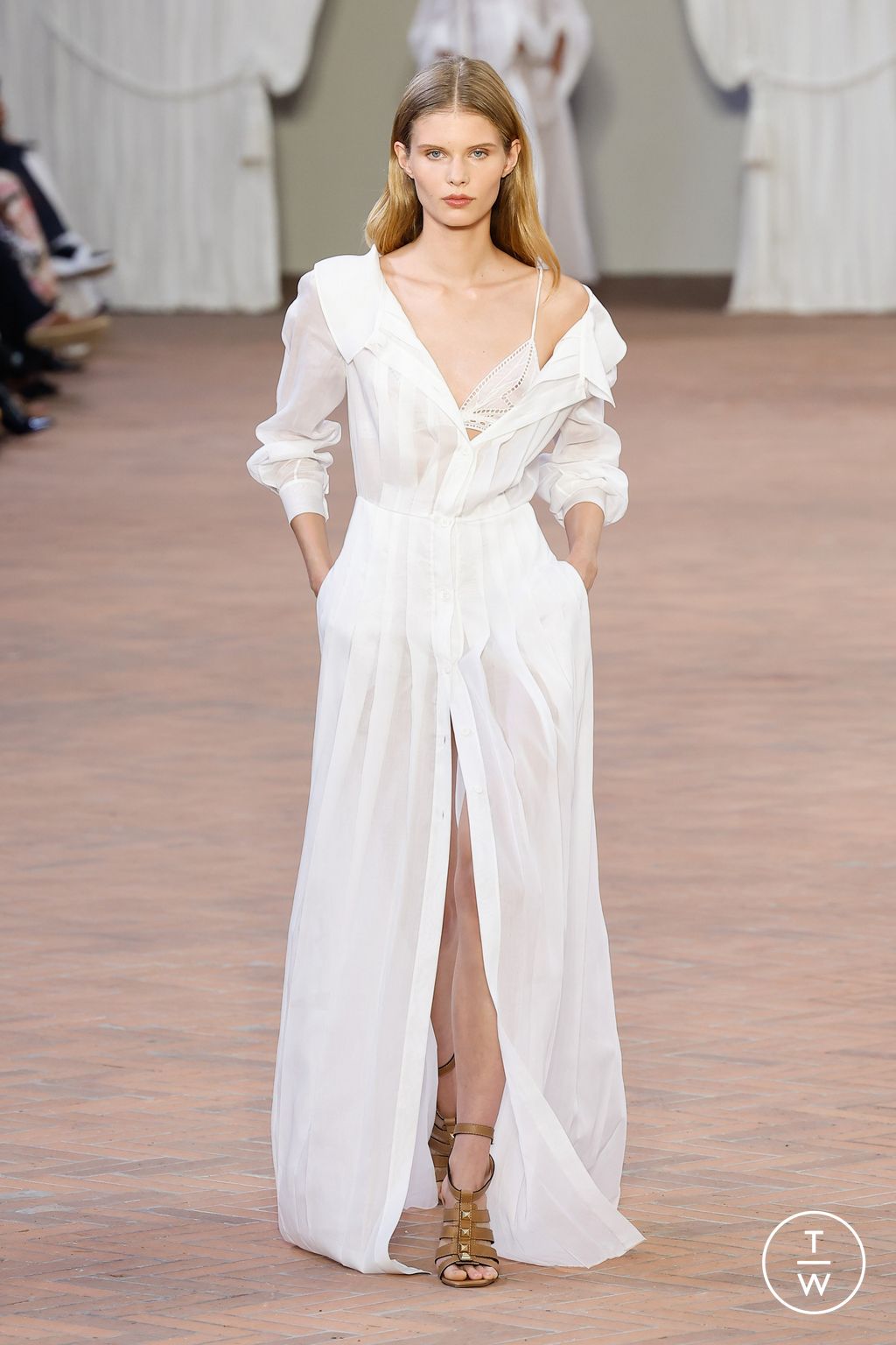 Fashion Week Milan Spring/Summer 2024 look 1 de la collection Alberta Ferretti womenswear