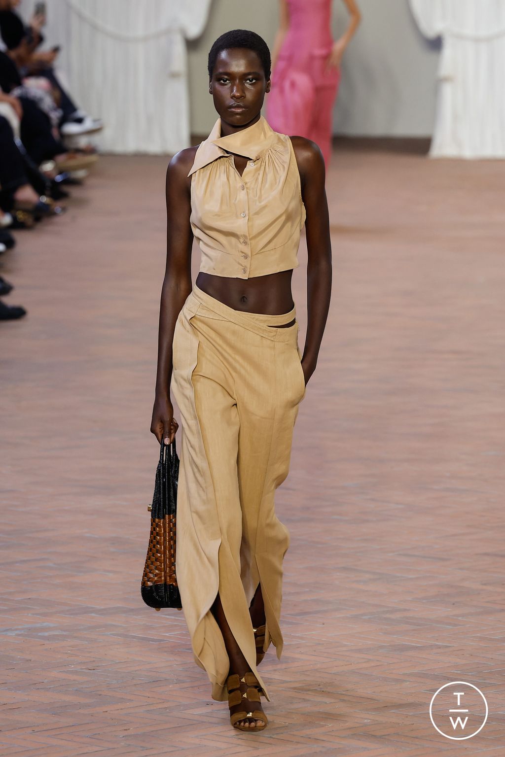 Fashion Week Milan Spring/Summer 2024 look 15 from the Alberta Ferretti collection 女装