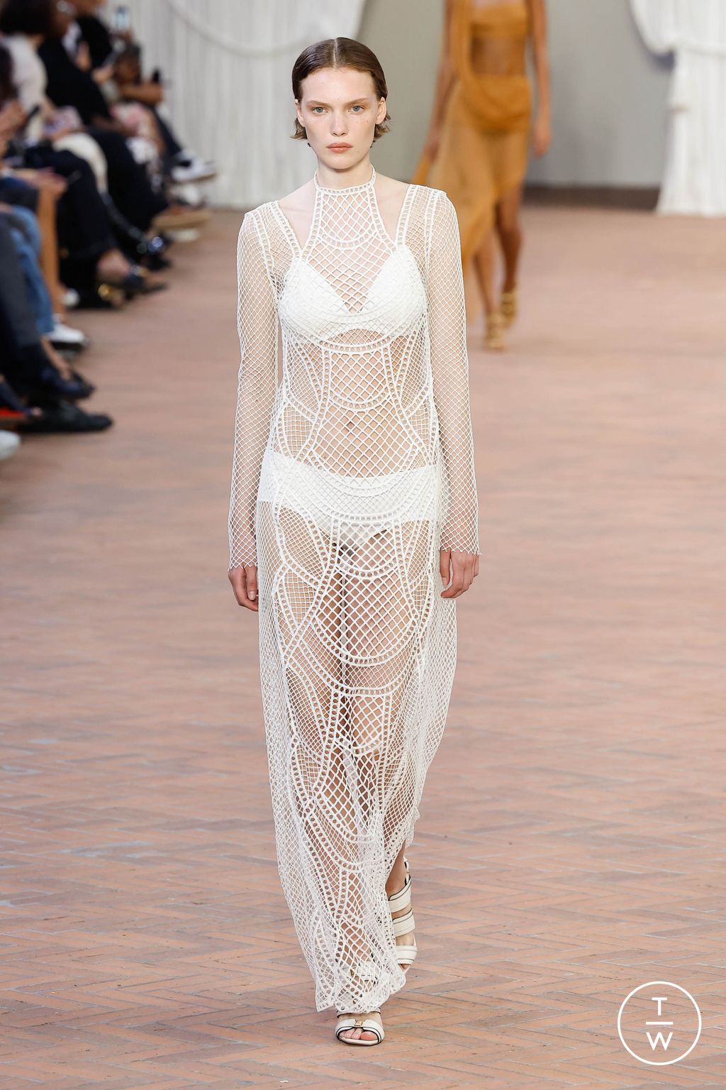 Fashion Week Milan Spring/Summer 2024 look 29 from the Alberta Ferretti collection 女装