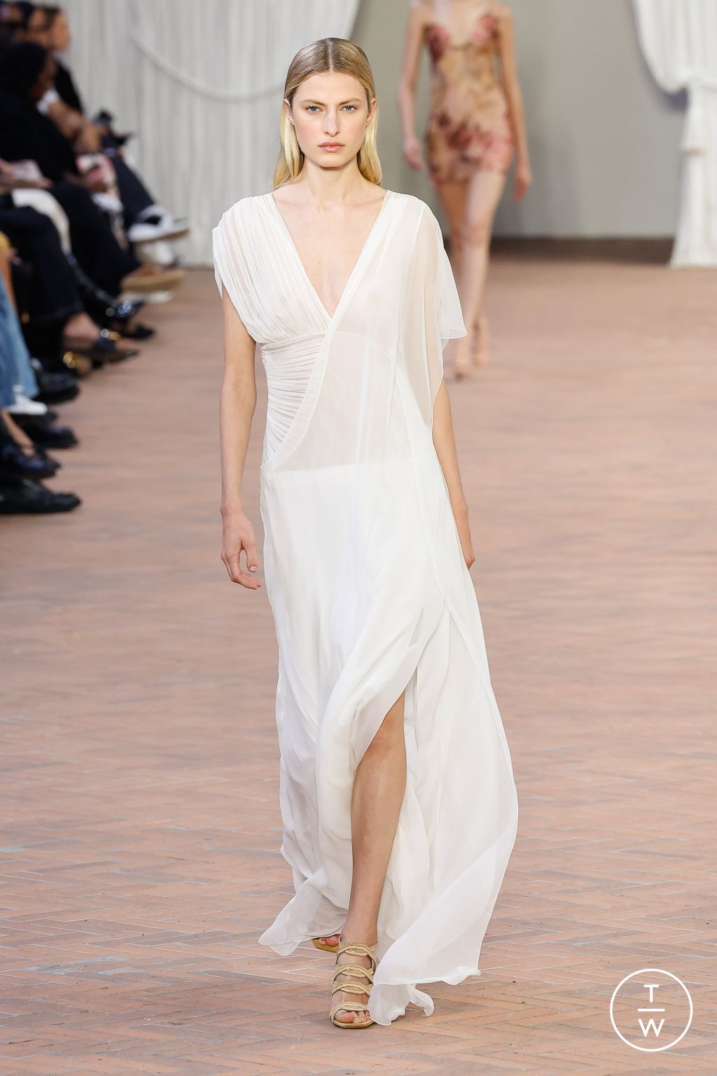 Fashion Week Milan Spring/Summer 2024 look 32 from the Alberta Ferretti collection 女装
