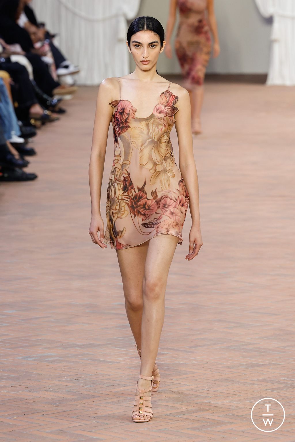 Fashion Week Milan Spring/Summer 2024 look 33 from the Alberta Ferretti collection 女装