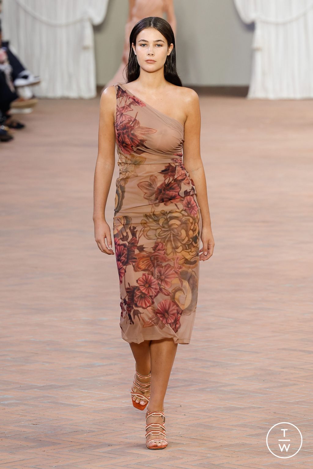 Fashion Week Milan Spring/Summer 2024 look 34 from the Alberta Ferretti collection 女装