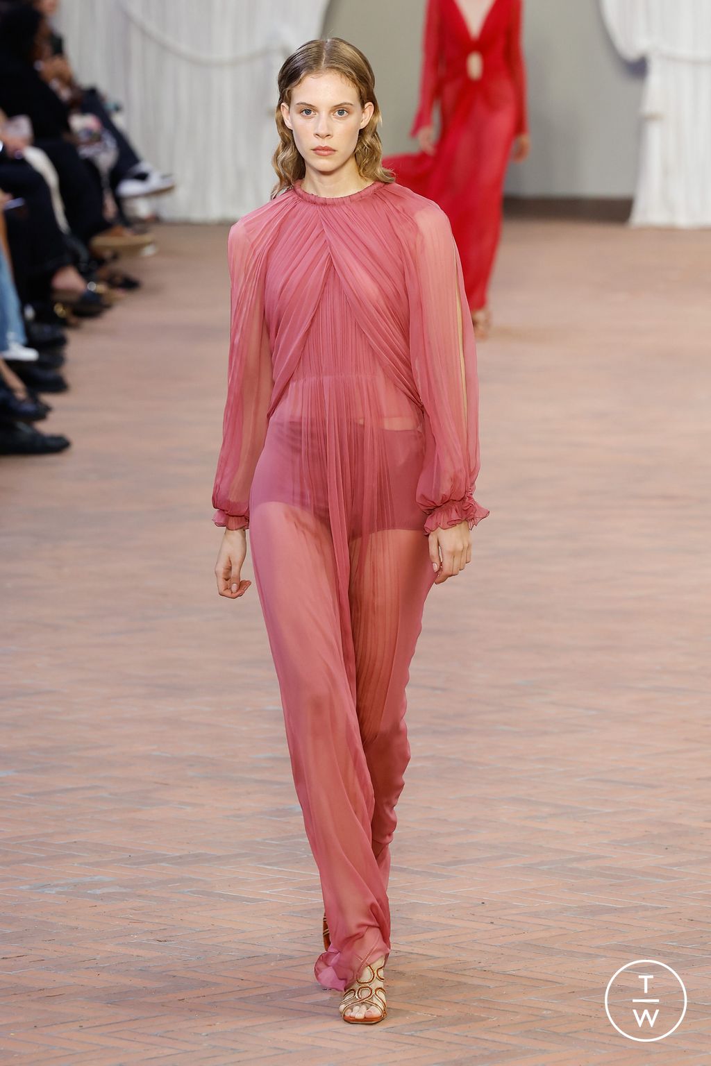 Fashion Week Milan Spring/Summer 2024 look 43 from the Alberta Ferretti collection 女装
