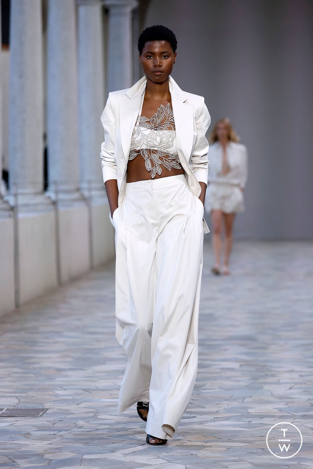 Fashion Week Milan Spring/Summer 2025 look 13 de la collection Alberta Ferretti womenswear