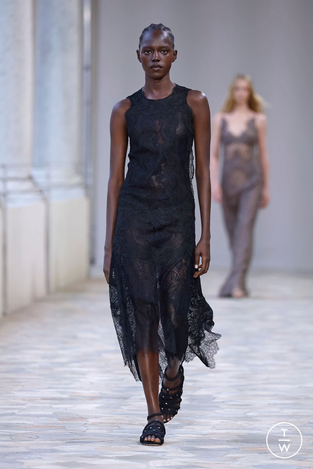 Fashion Week Milan Spring/Summer 2025 look 38 from the Alberta Ferretti collection 女装