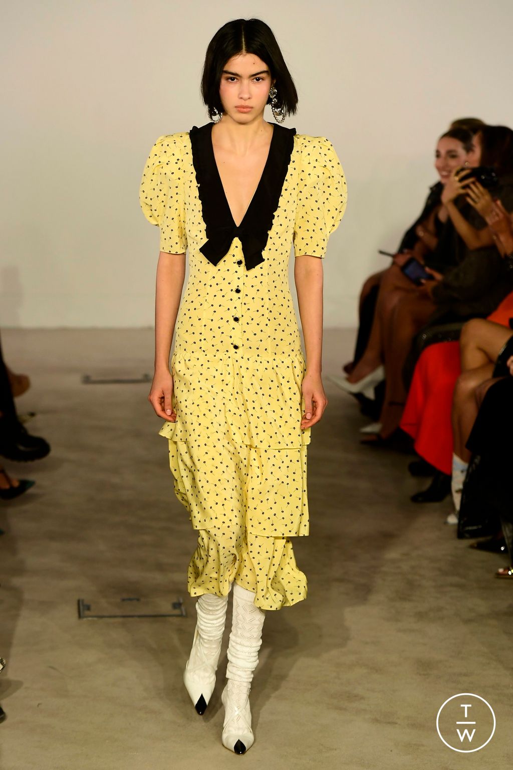 Fashion Week Paris Fall/Winter 2023 look 1 de la collection Alessandra Rich womenswear