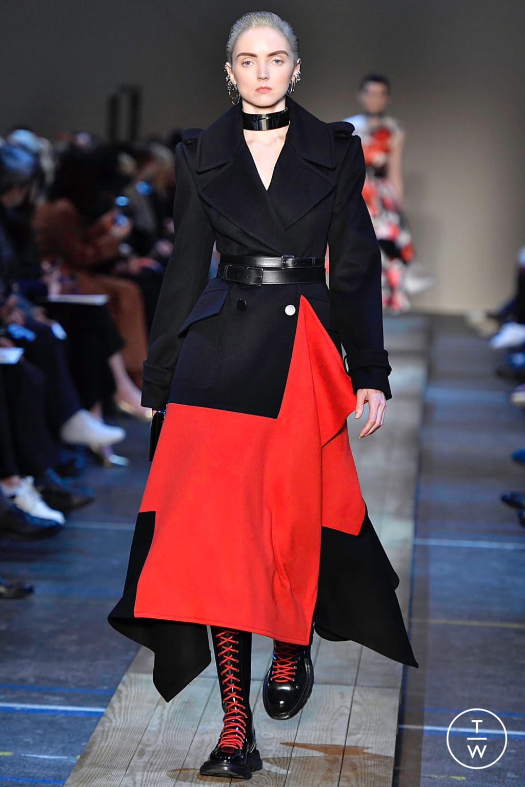 Fashion Week Paris Fall/Winter 2019 look 8 from the Alexander McQueen collection womenswear