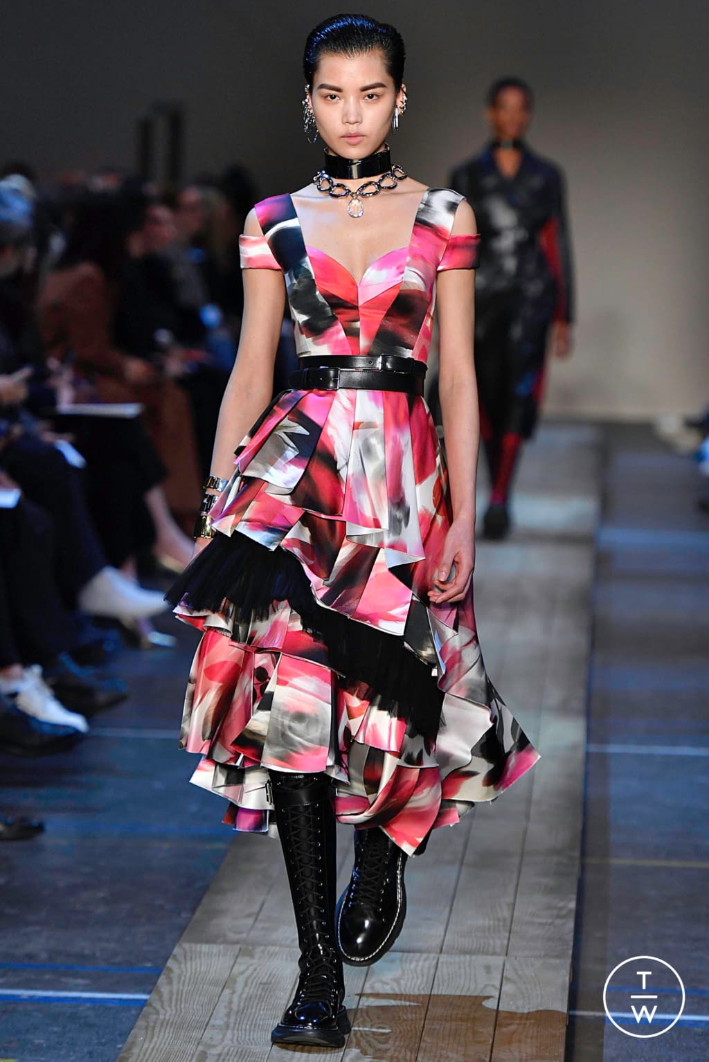 Fashion Week Paris Fall/Winter 2019 look 11 from the Alexander McQueen collection womenswear