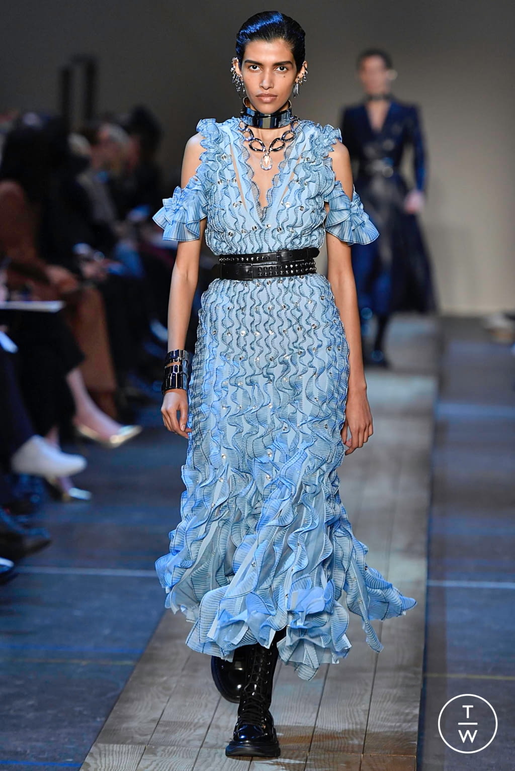 Fashion Week Paris Fall/Winter 2019 look 19 from the Alexander McQueen collection womenswear