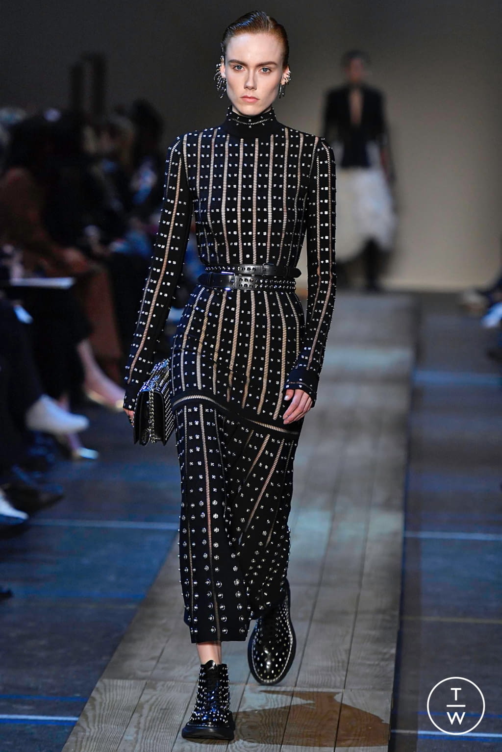 Fashion Week Paris Fall/Winter 2019 look 26 from the Alexander McQueen collection womenswear