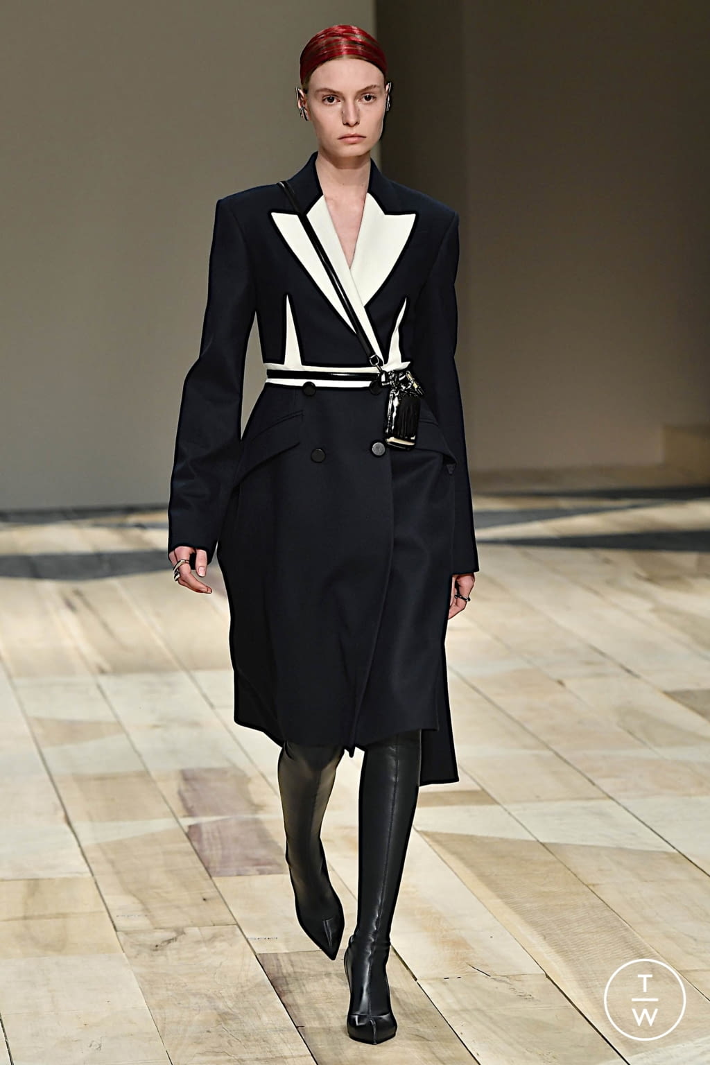 Fashion Week Paris Fall/Winter 2020 look 1 from the Alexander McQueen collection womenswear