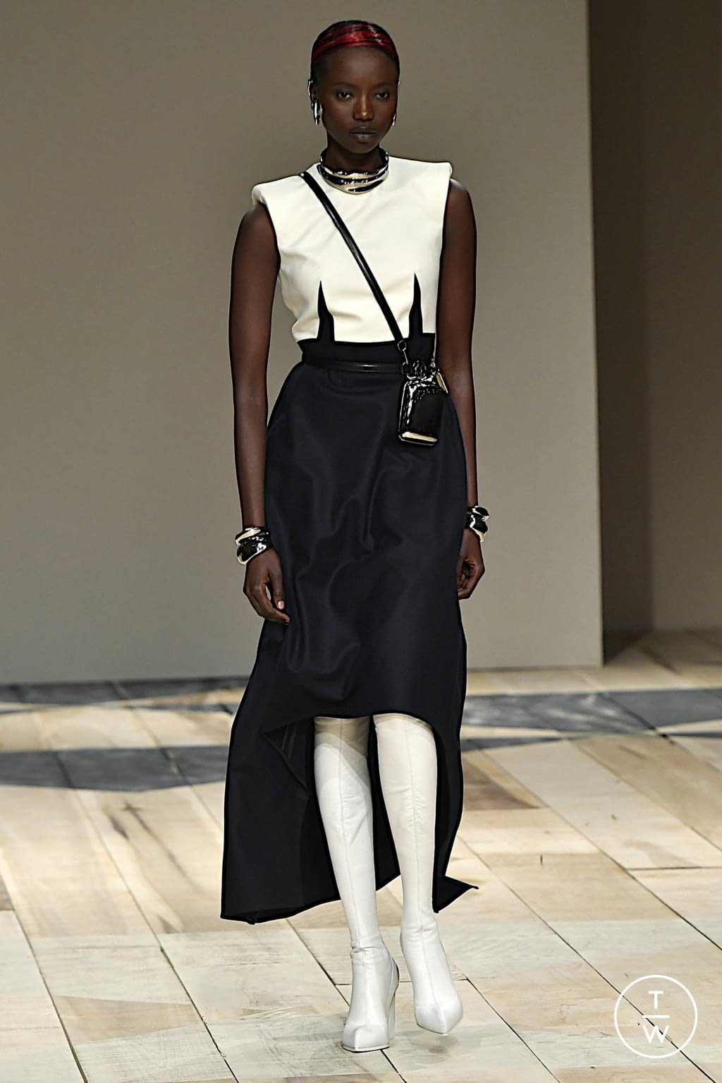 Fashion Week Paris Fall/Winter 2020 look 2 from the Alexander McQueen collection womenswear