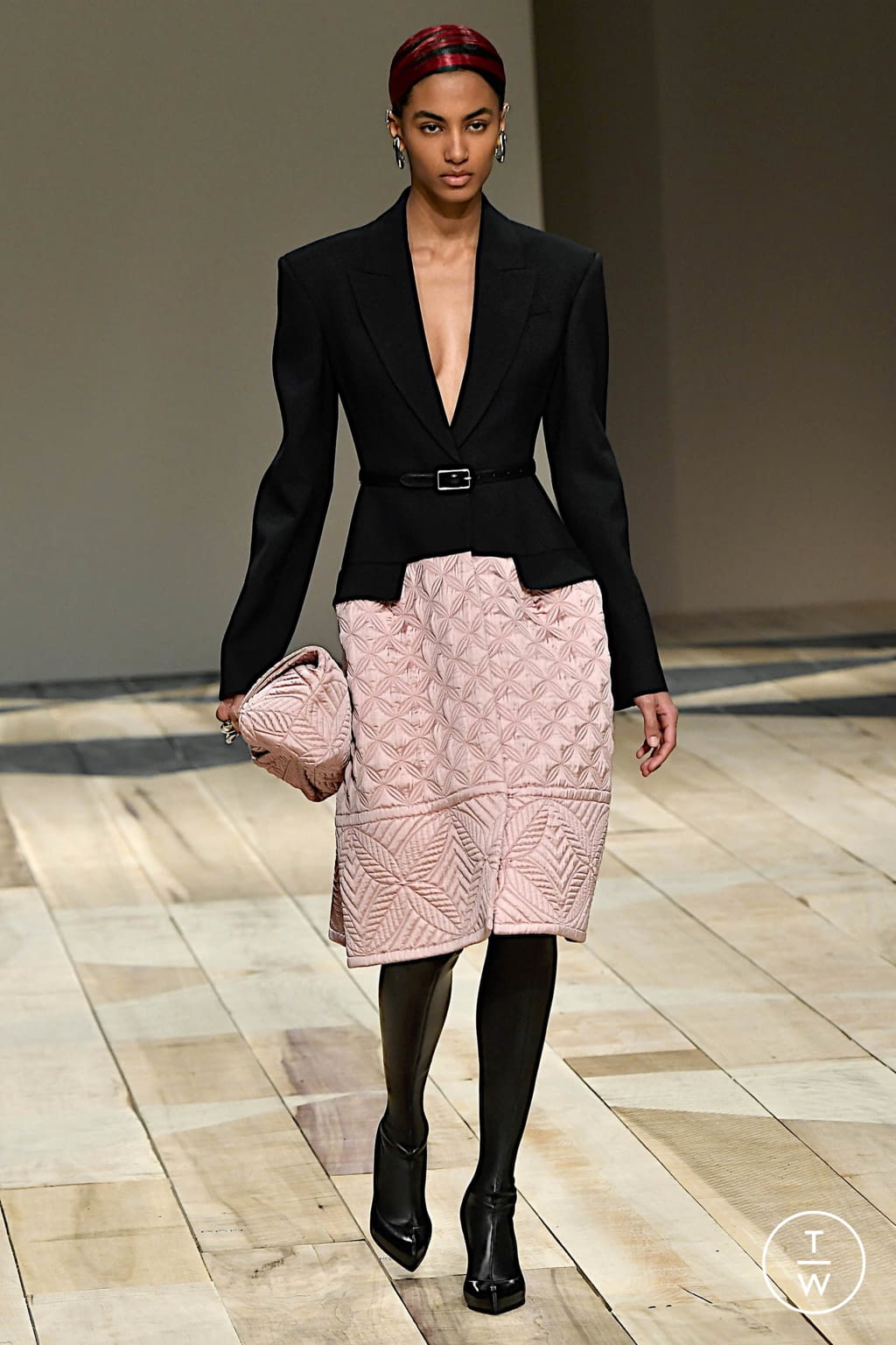 Fashion Week Paris Fall/Winter 2020 look 24 from the Alexander McQueen collection womenswear