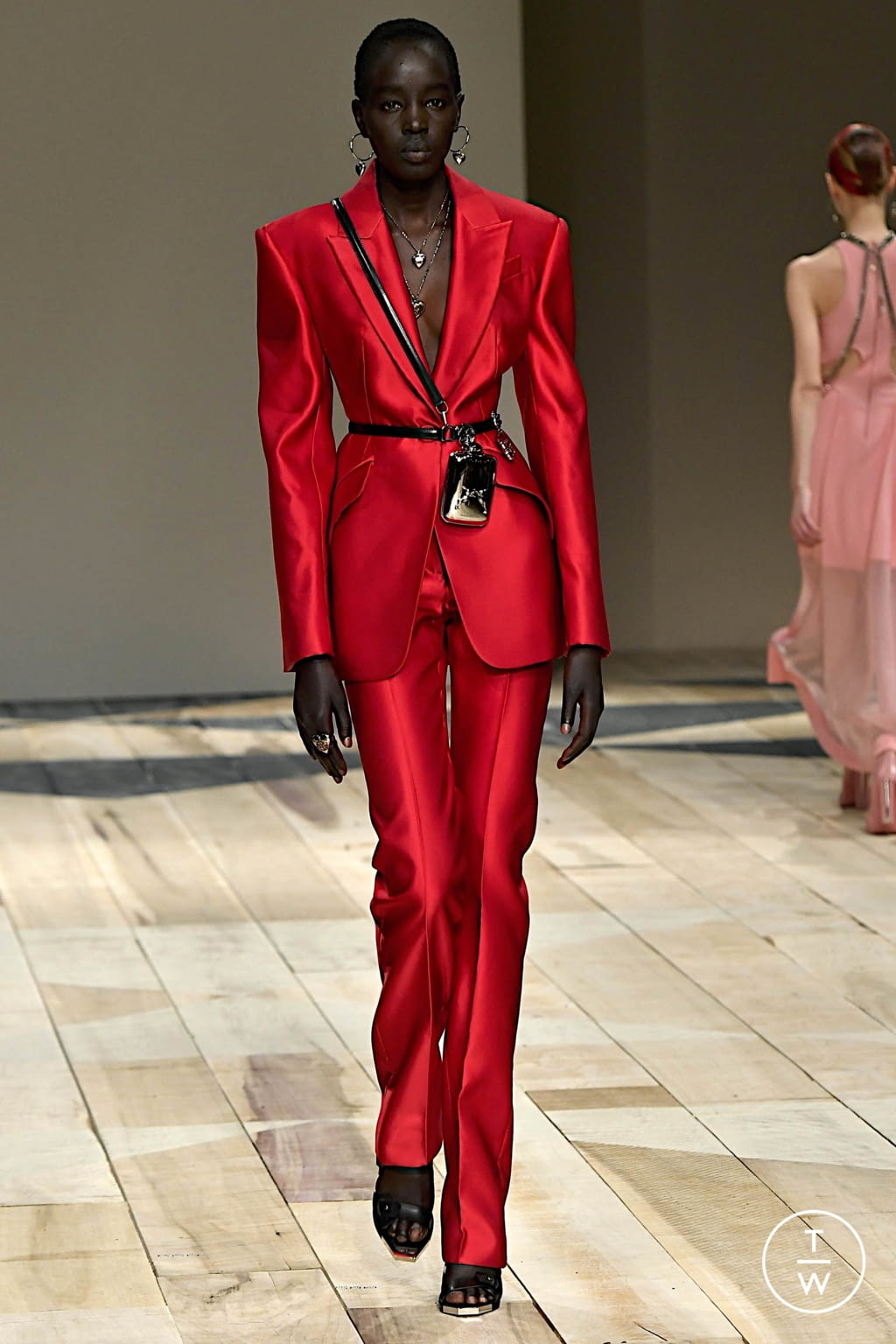 Fashion Week Paris Fall/Winter 2020 look 34 from the Alexander McQueen collection womenswear