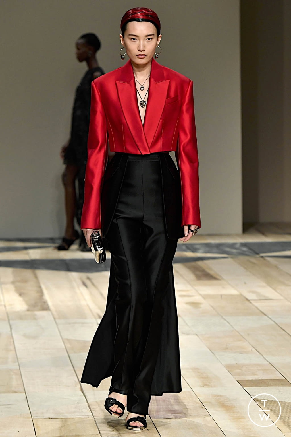 Fashion Week Paris Fall/Winter 2020 look 40 from the Alexander McQueen collection womenswear