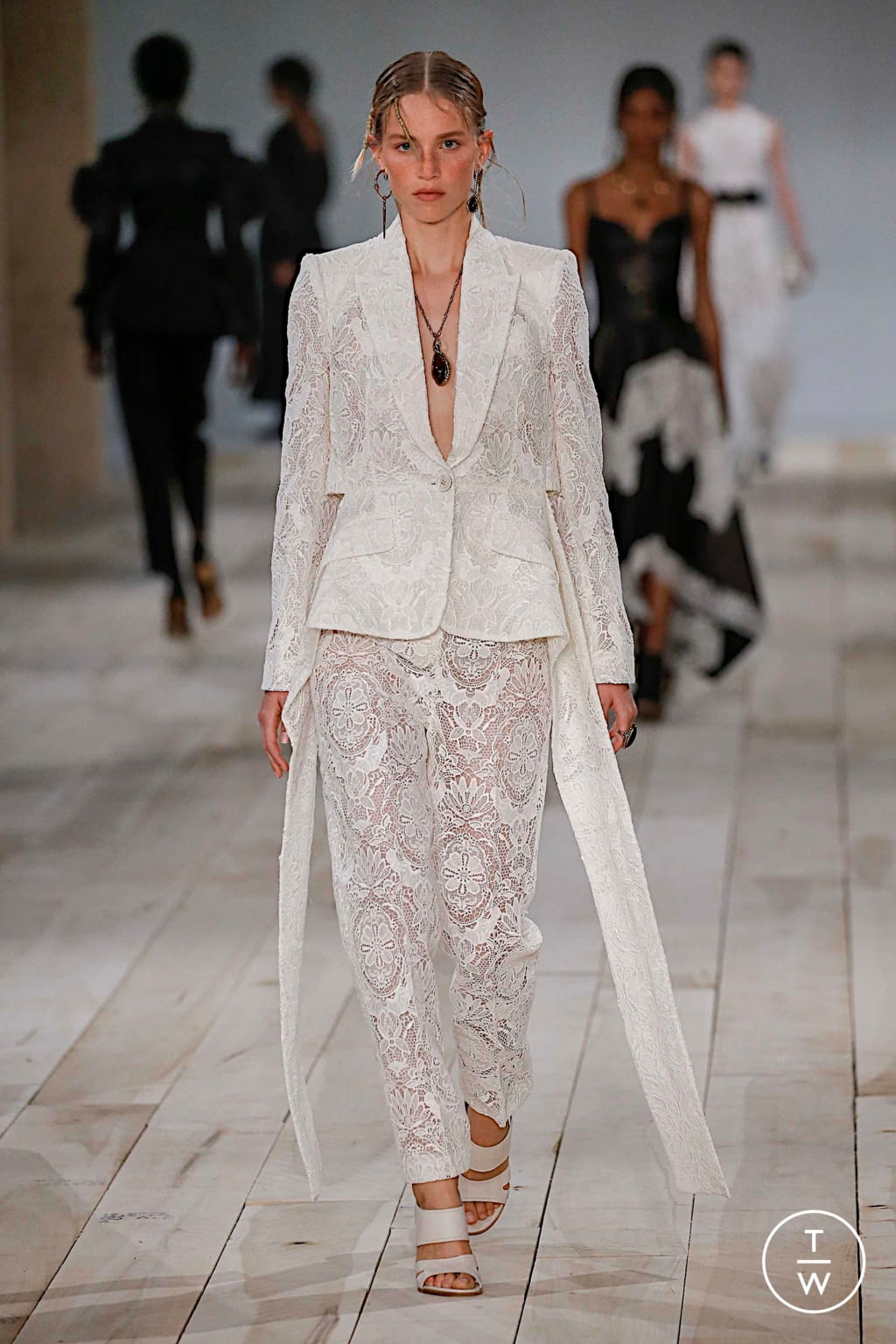 Fashion Week Paris Spring/Summer 2020 look 6 de la collection Alexander McQueen womenswear