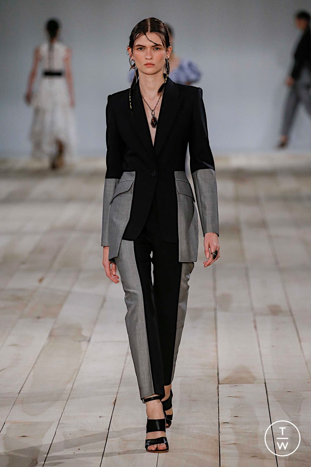 Fashion Week Paris Spring/Summer 2020 look 11 from the Alexander McQueen collection 女装