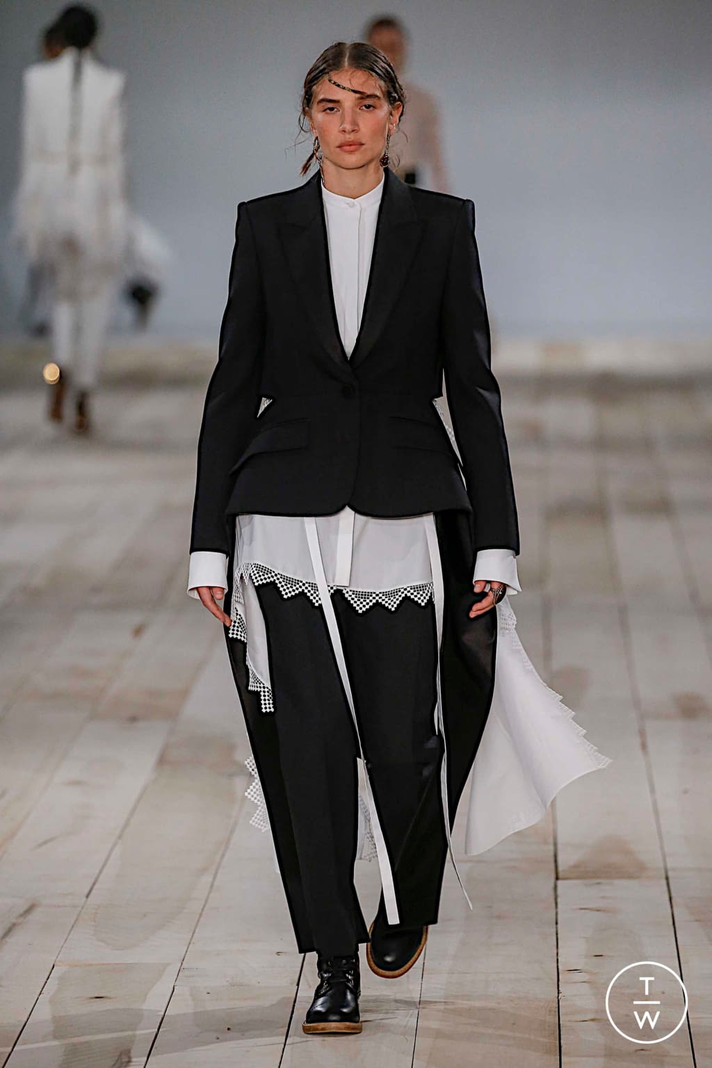 Fashion Week Paris Spring/Summer 2020 look 18 from the Alexander McQueen collection womenswear