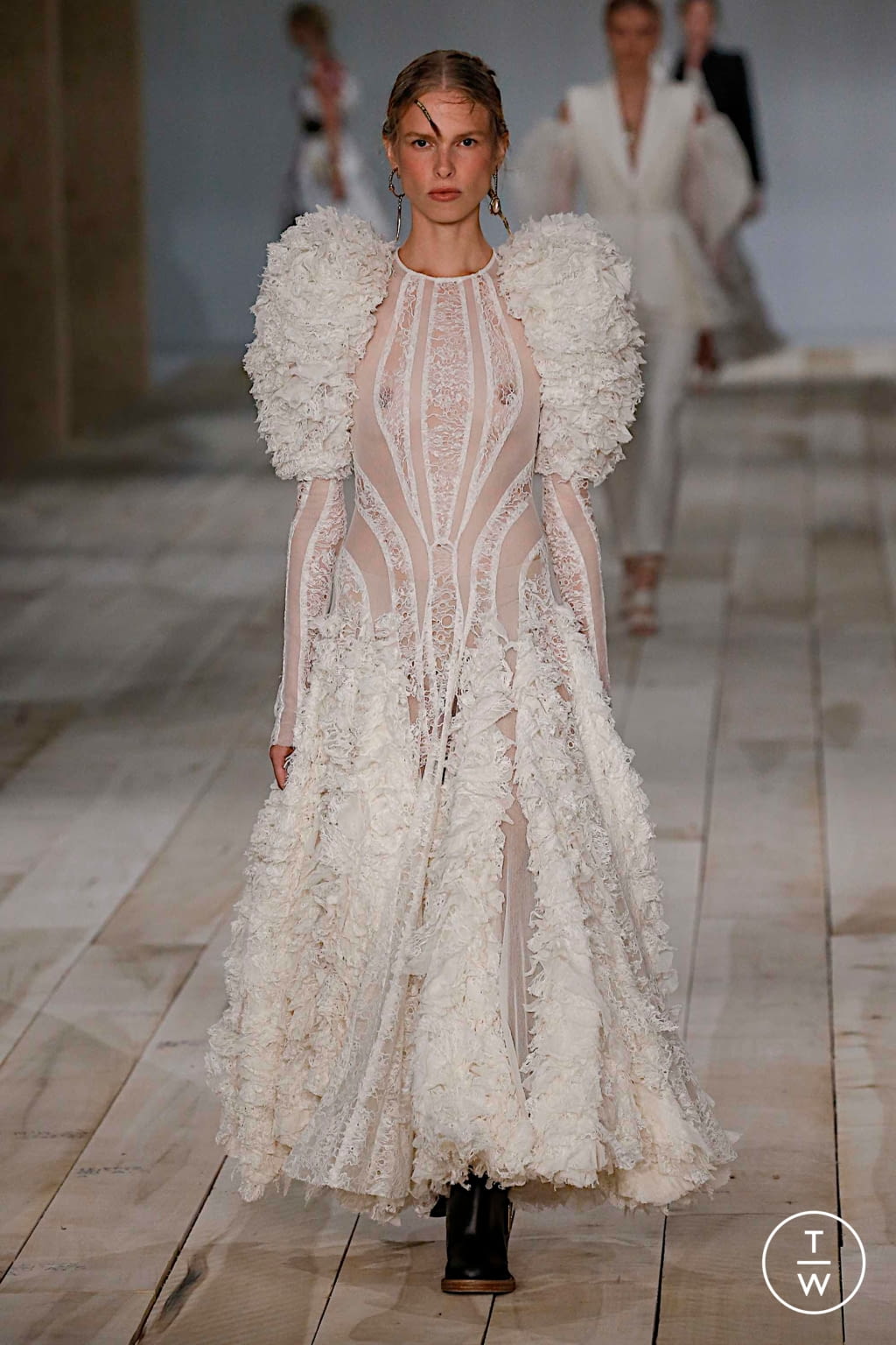 Fashion Week Paris Spring/Summer 2020 look 33 from the Alexander McQueen collection womenswear
